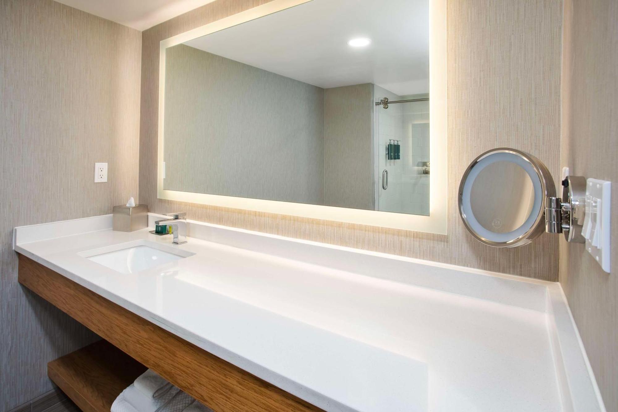 Doubletree By Hilton Lansing Hotell Eksteriør bilde