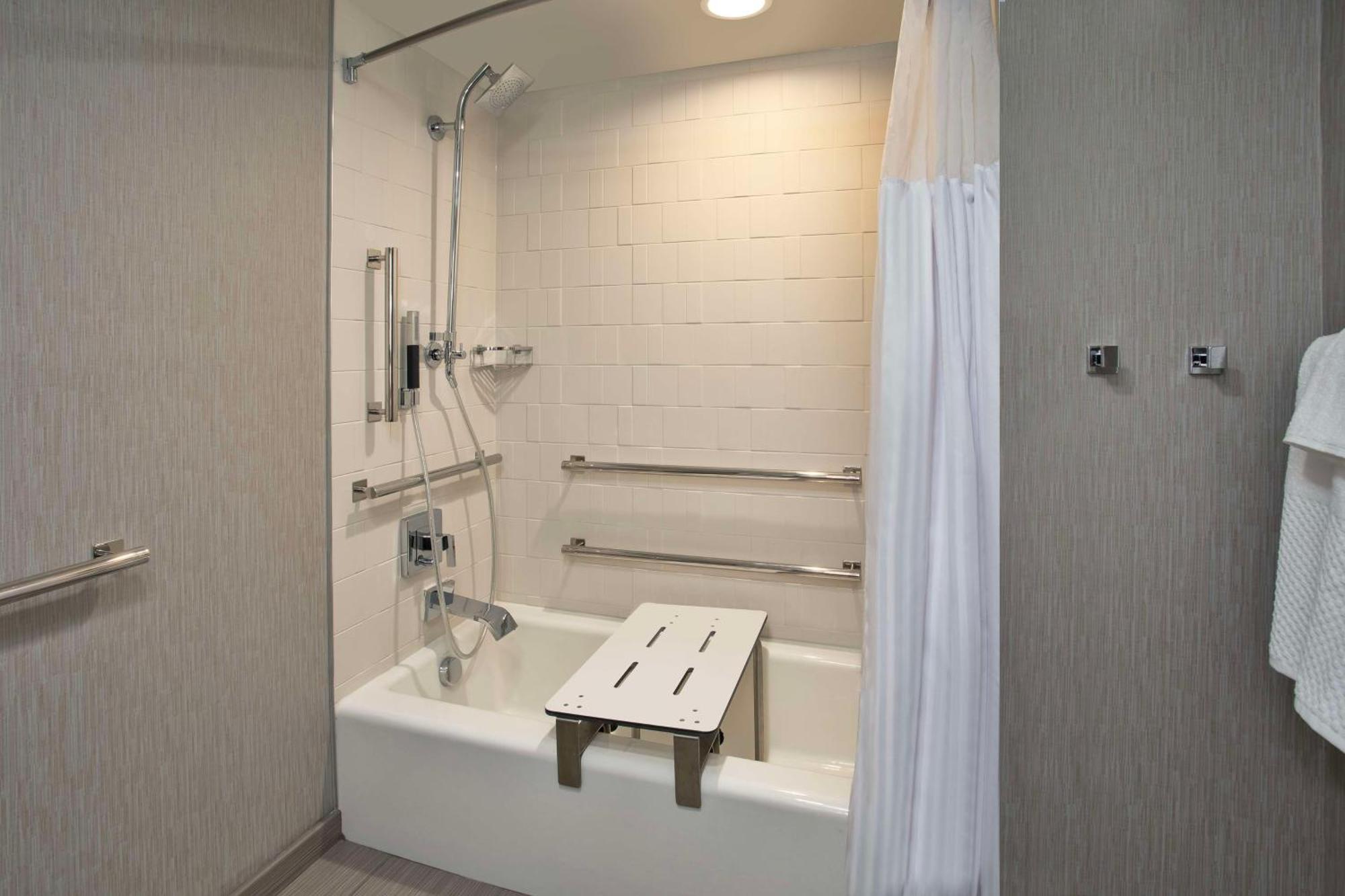 Doubletree By Hilton Lansing Hotell Eksteriør bilde
