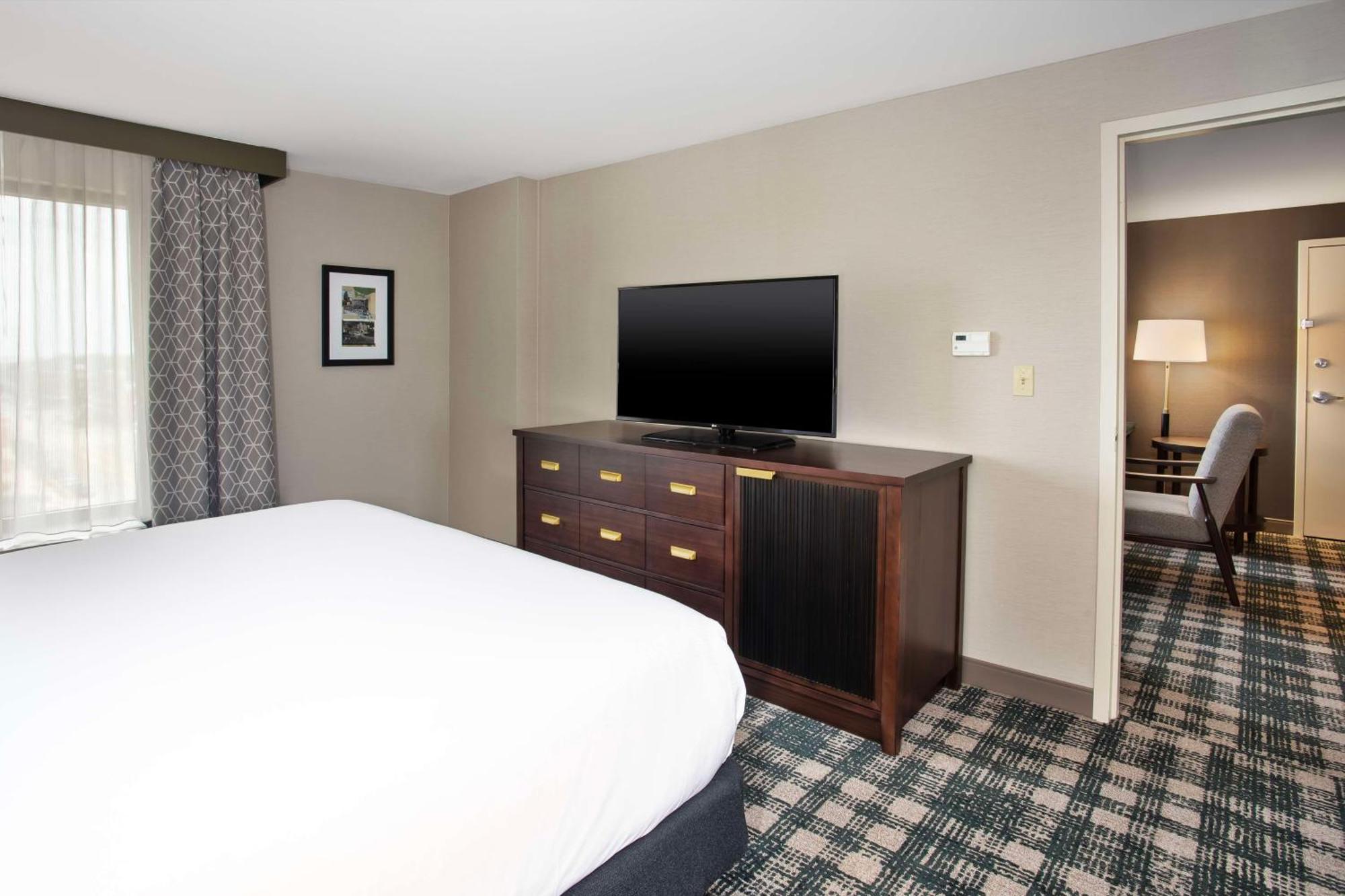 Doubletree By Hilton Lansing Hotell Eksteriør bilde