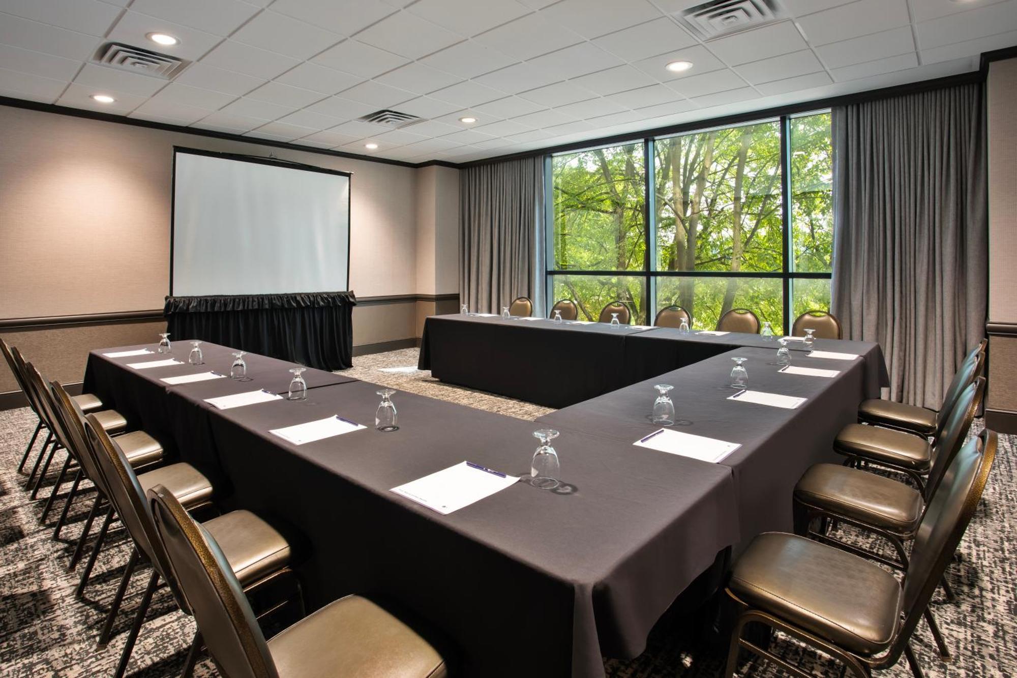 Doubletree By Hilton Lansing Hotell Eksteriør bilde