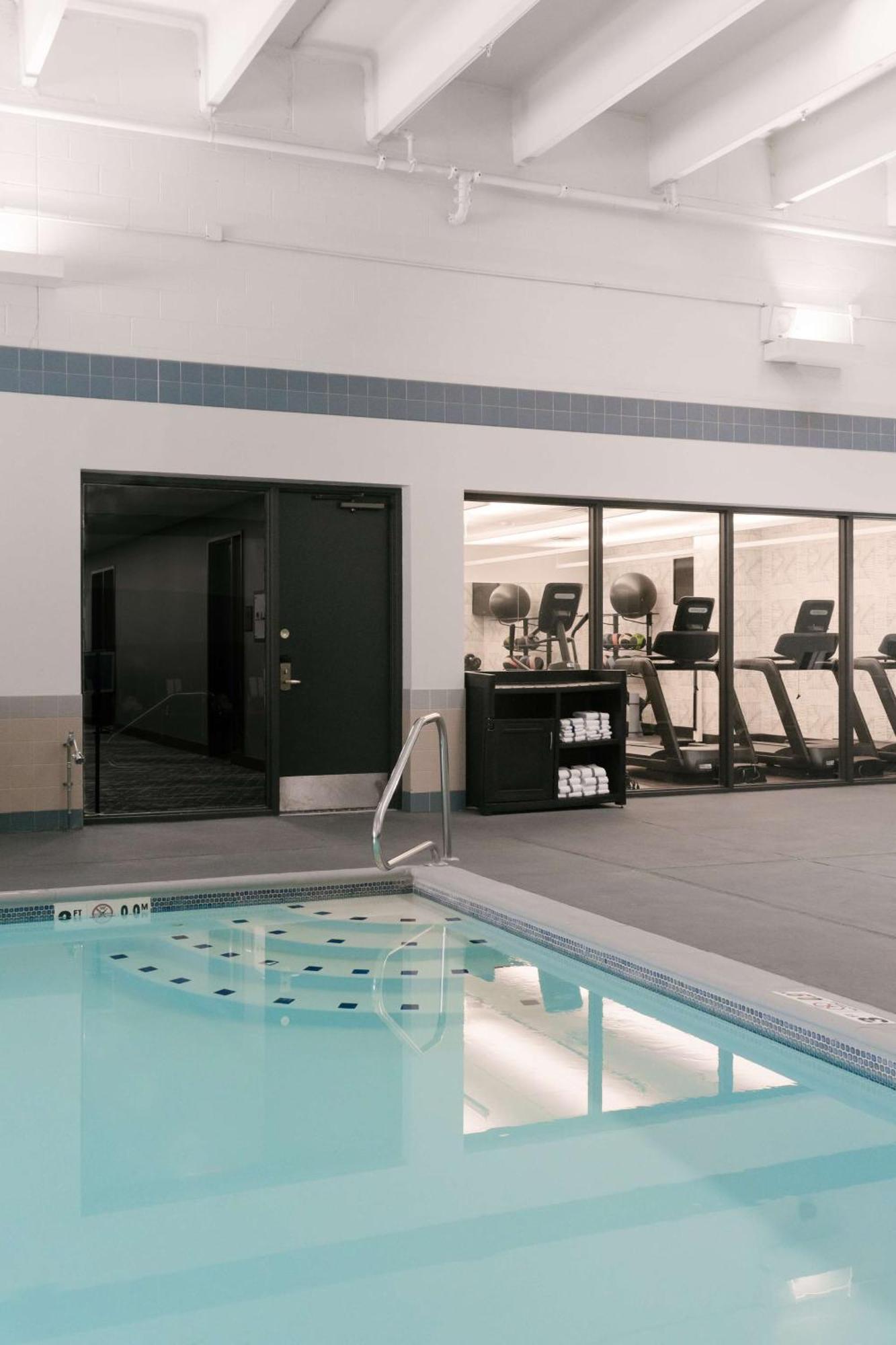 Doubletree By Hilton Lansing Hotell Eksteriør bilde