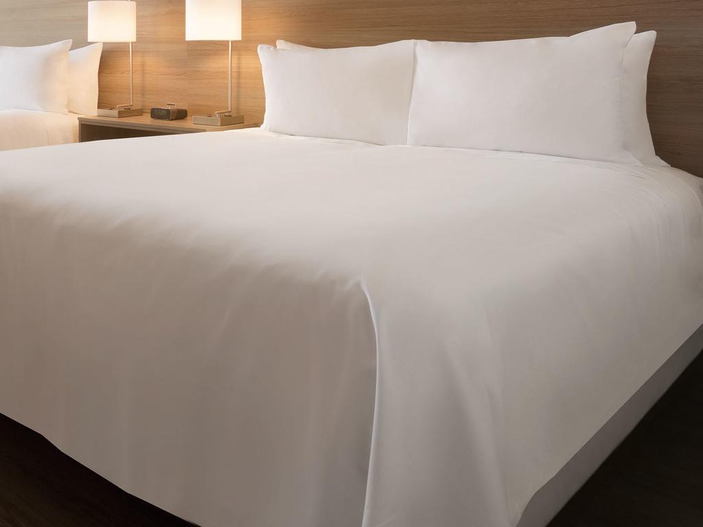 Doubletree By Hilton Lansing Hotell Rom bilde
